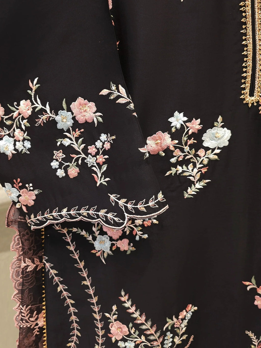 ✨ FOUR PIECE PURE ORGANZA EMBELLISHED SUIT – WITH DUPATTA & RAW SILK PANTS ✨