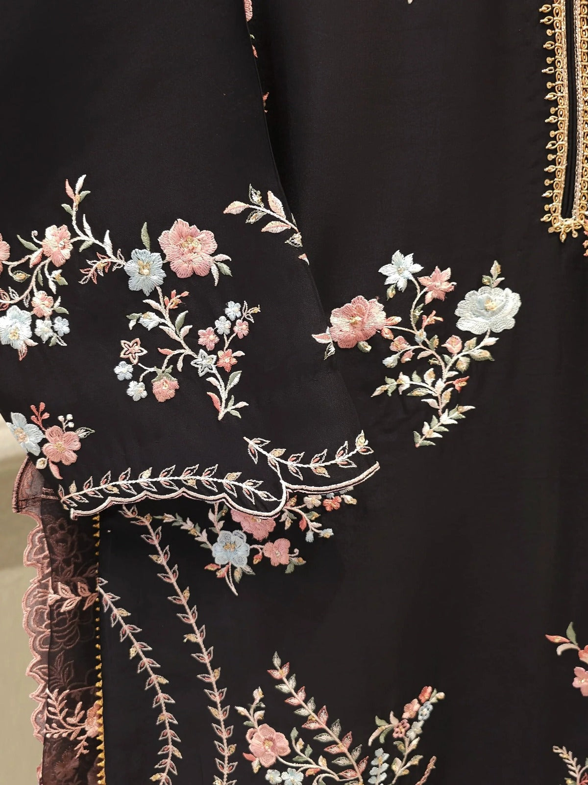 ✨ FOUR PIECE PURE ORGANZA EMBELLISHED SUIT – WITH DUPATTA & RAW SILK PANTS ✨