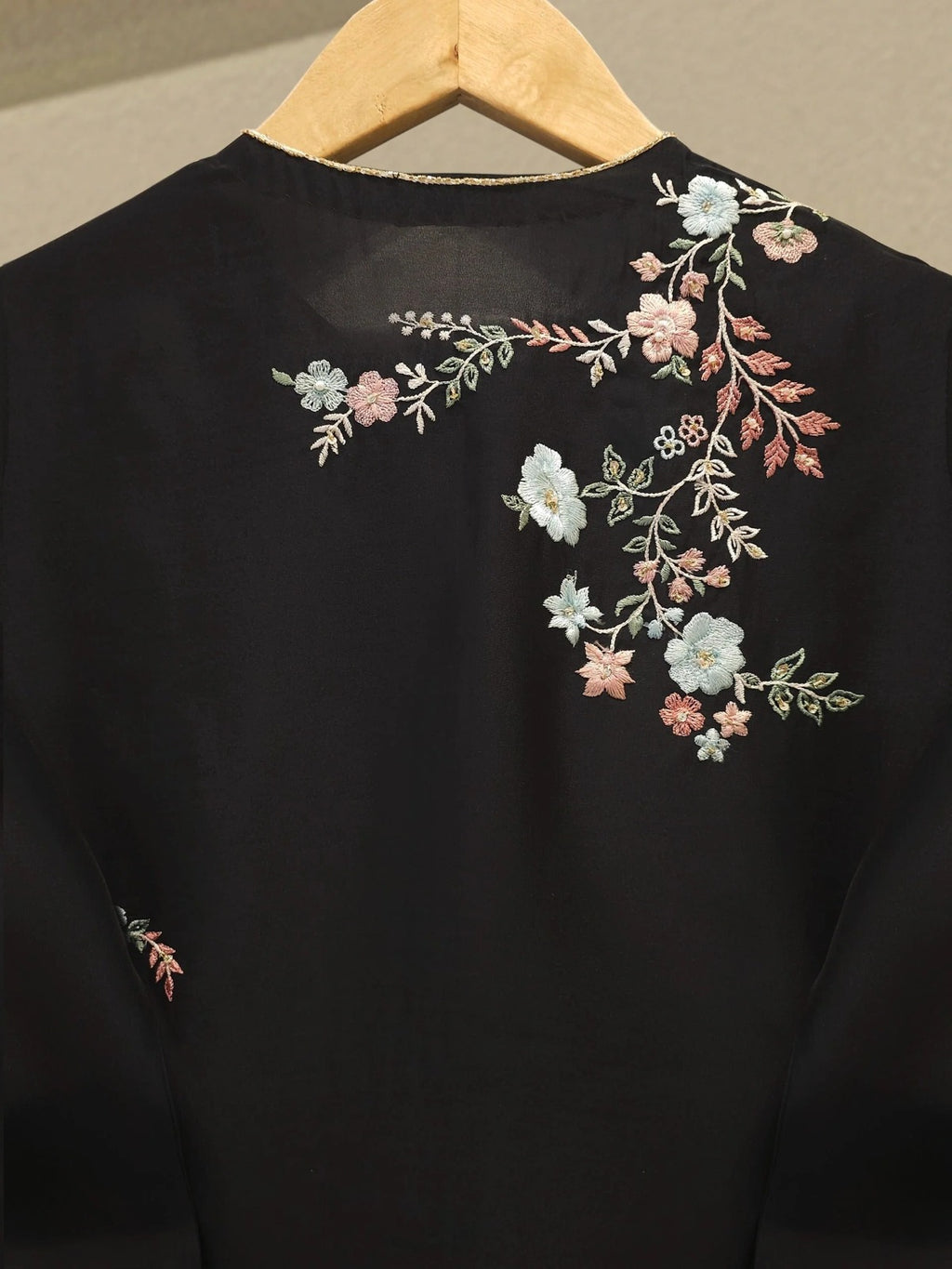 ✨ FOUR PIECE PURE ORGANZA EMBELLISHED SUIT – WITH DUPATTA & RAW SILK PANTS ✨