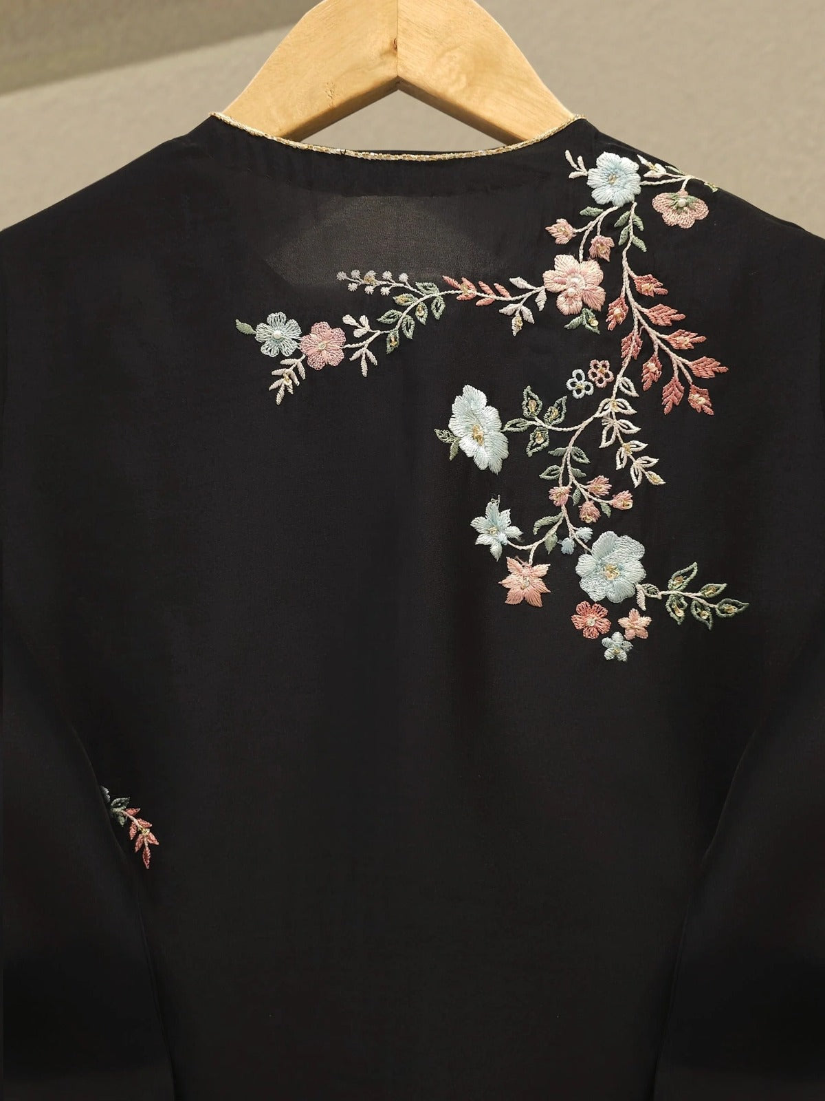 ✨ FOUR PIECE PURE ORGANZA EMBELLISHED SUIT – WITH DUPATTA & RAW SILK PANTS ✨